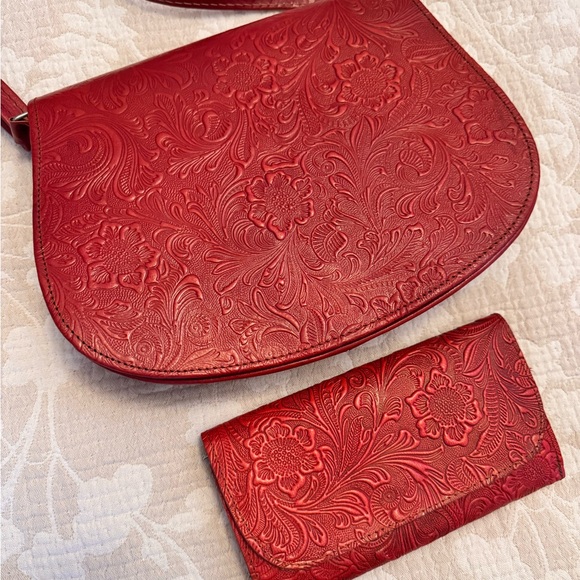 Red Embossed Leather Crossbody Bag and Wallet Set - Picture 2 of 11
